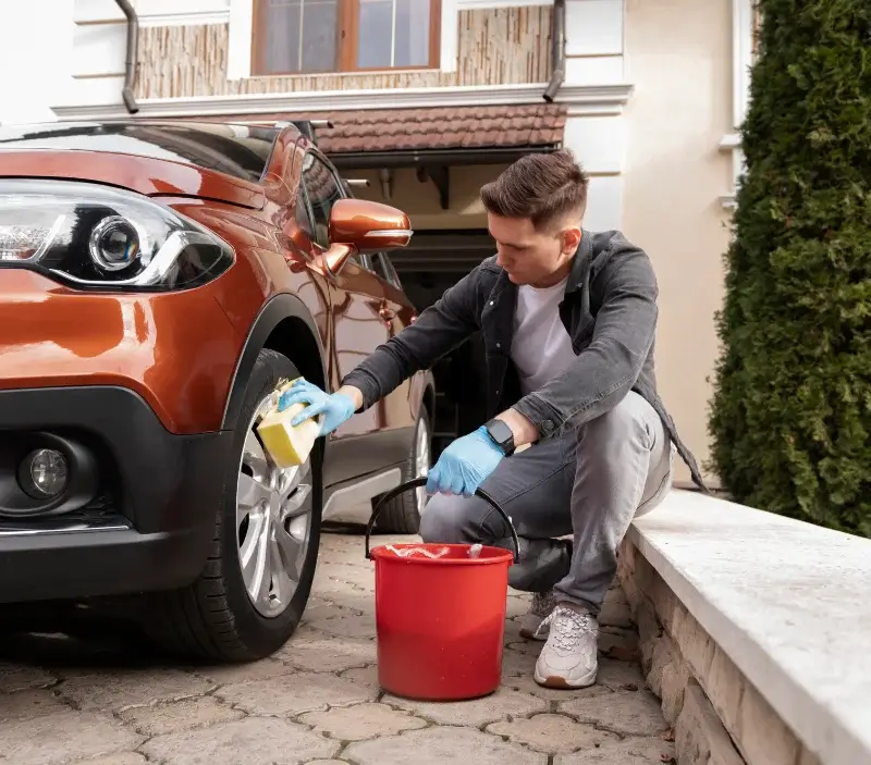 Lavage auto à domicile Beaumont-sur-Sarthe : professionnel intervenant sur un véhicule